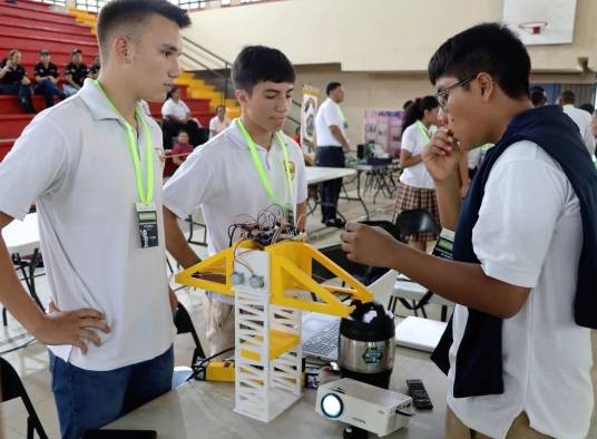 Al menos 38 equipos de robótica de primaria, premedia y media participaron en estas competencias.