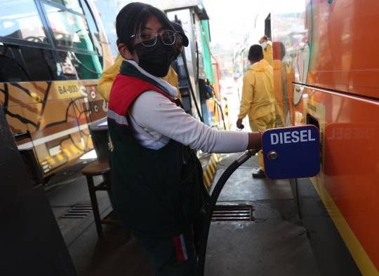 Conductores bolivianos recargan diesel en sus vehículos en una estación de servicio, en La Paz (Bolivia)