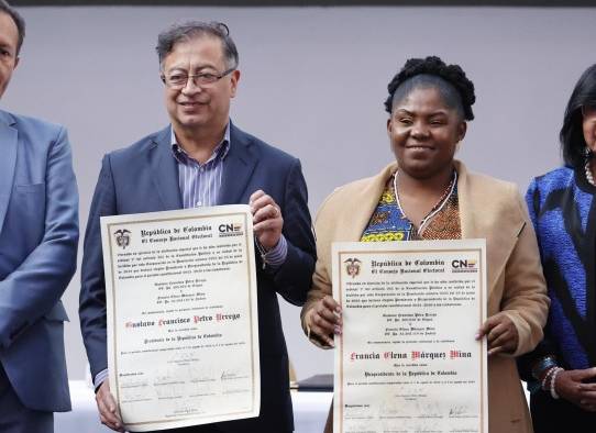 El presidente electo de Colombia, Gustavo Petro (i), y su fórmula vicepresidencial, Francia Márquez.