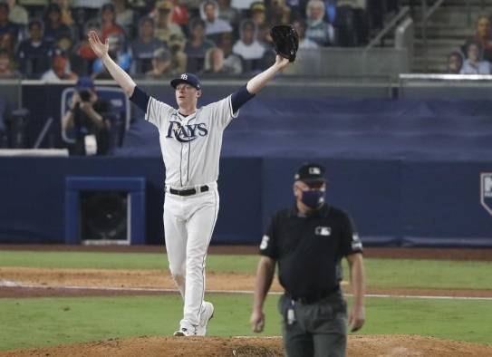 El guardabosques izquierdo, el novato cubano Randy Arozarena, pegó batazo de cuatro esquinas bueno para dos carreras y el abridor Charlie Morton trabajó poco más de cinco episodios en la victoria de los Rays de Tampa Bay 