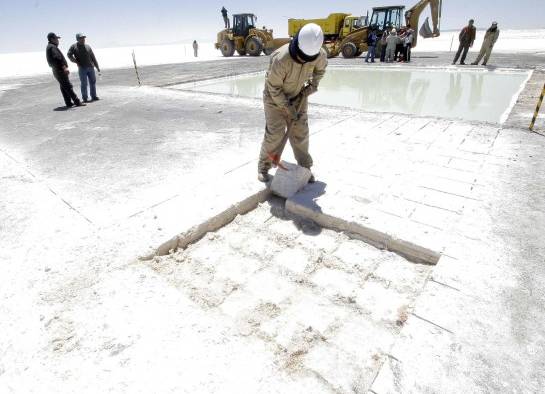 Fotografía de archivo que muestra a un empleado mientras trabaja en una de litio en pequeña escala, en el Salar de Uyuni (Bolivia).