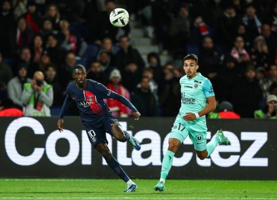 El delantero francés, Ousmane Dembélé (i.) durante un partido con el PSG.