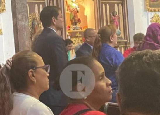 Rubio al salir de la iglesia conversó y se tomó fotos con los feligreses.