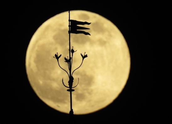 La primera superluna rosa cierra el mes de abril