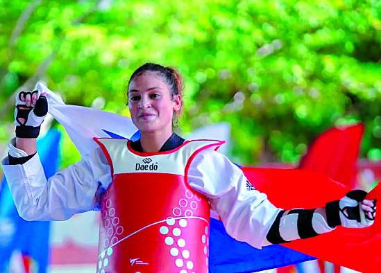 Cartens se mostró en sus presentaciones siempre orgullosa con el emblema nacional.