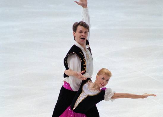 Los patinadores olímpicos Evgenia Shishkova (der.) y Vadim Naumov lograron ser campeones del mundo en 1994.