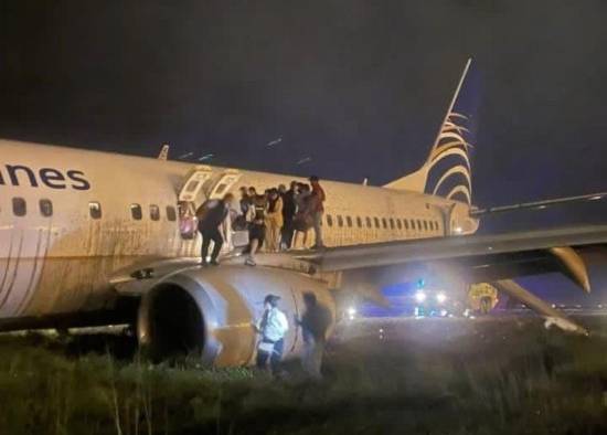 En la imagen se observa a los pasajeros  bajando del avión de Copa que se salió de la pista de aterrizaje.