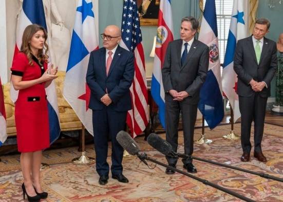 La canciller panameña, Erika Mouynes, junto al secretario de Estado de Estados Unidos, Antony Blinken (corbata celeste) y otras autoridades.