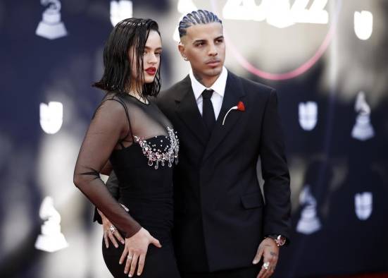 Rosalía y Rauw Alejandro llegan a la alfombra roja previo a la 23ª Entrega Anual del Latin Grammy en el Michelob Ultra Arena en el Mandalay Bay de Las Vegas.