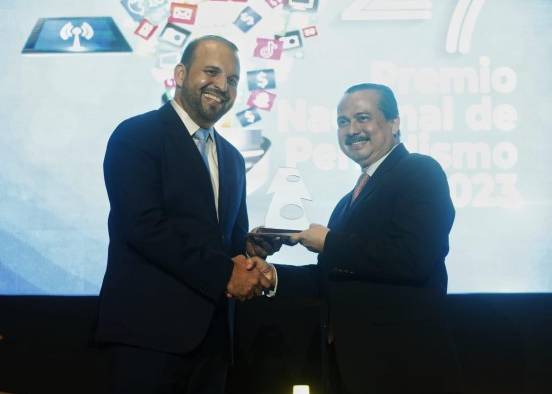 En representación de Testa recibió el premio Gerardo Berroa Loo (der.), director de La Estrella de Panamá, de manos de Juan Bosco Ureña Batista, del Banco Nacional de Panamá.