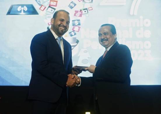 En representación de Testa recibió el premio Gerardo Berroa Loo (der.), director de La Estrella de Panamá, de manos de Juan Bosco Ureña Batista, del Banco Nacional de Panamá.