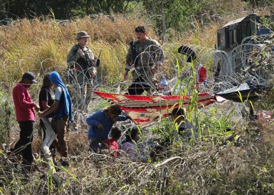 Las familias llegaron a Estados Unidos, pasando el caudal del río Bravo el domingo a las 19:00 horas local.