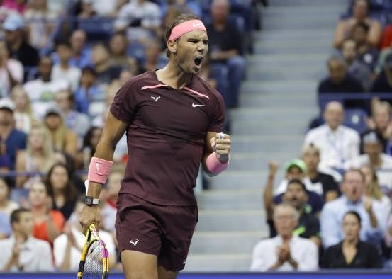 Rafael Nadal de España en acción contra Richard Gasquet de Francia, este 3 de septiembre de 2022.