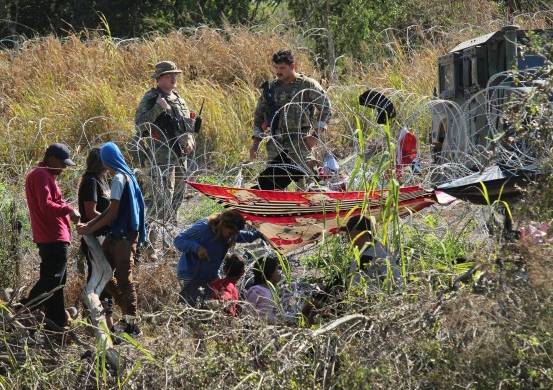 Las familias llegaron a Estados Unidos, pasando el caudal del río Bravo el domingo a las 19:00 horas local.