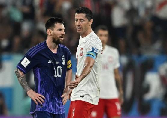 Lionel Messi (i.) y Robert Lewandowski (d.) durante un partido de la Copa Mundial de la FIFA Catar 2022.