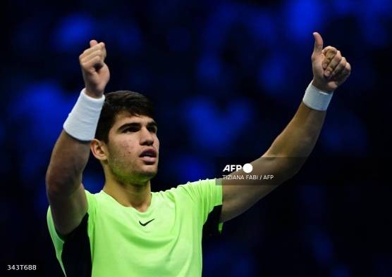 El español Carlos Alcaraz celebra tras ganar su partido de todos contra todos contra el ruso Andrey Rublev en el torneo de tenis ATP Finals en Turín el 15 de noviembre de 2023. (Foto de Tiziana FABI / AFP).