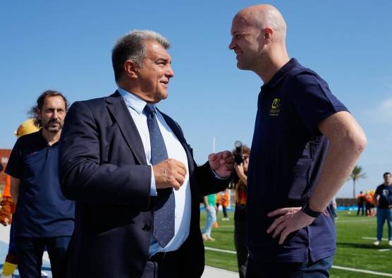 El presidente del FC Barcelona, Joan Laporta, junto al director deportivo del club, Jordi Cruyff (d), en la Fundación Cruyff.