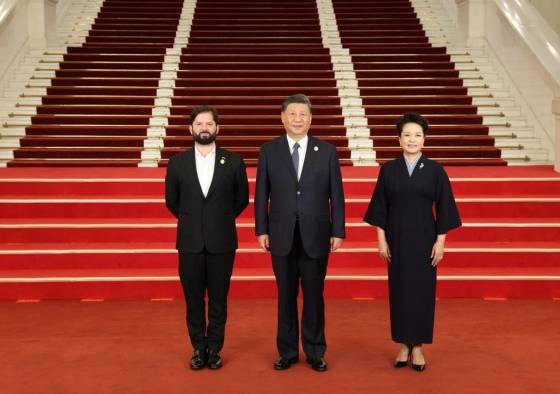 El presidente chino, Xi Jinping (C), y su esposa, Peng Liyuan (D), reciben al presidente chileno, Gabriel Boric (I).