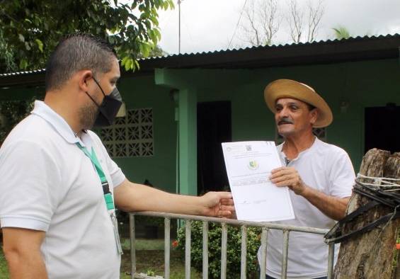 Un productor recibe la titulación de sus tierras.