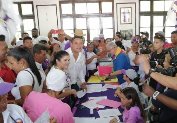 Aunque Vigil durante su acto de postulación para la alcaldía capitalina manifestó que no buscaría la reeleccion como diputado, parece haber cambiado de opinión.