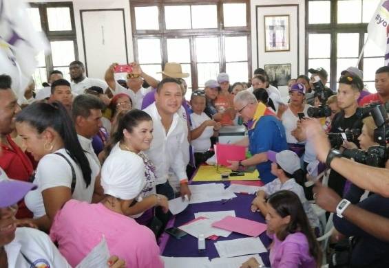 Aunque Vigil durante su acto de postulación para la alcaldía capitalina manifestó que no buscaría la reeleccion como diputado, parece haber cambiado de opinión.