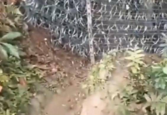 En las redes sociales circulan videos que muestran la cerca en las trochas y en el audio se escucha la queja de los migrantes por esta construcción.