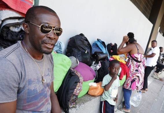 Una familia de migrantes de origen haitiano permanece en un campamento hoy, en Ciudad de México (México).