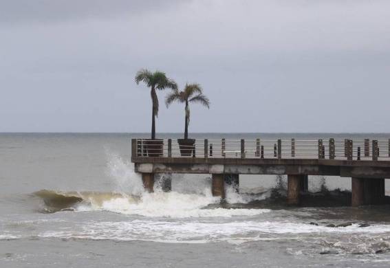 Imagen de archivo del fuerte oleaje tras el paso del ciclón Orlene, en el muelle de San Blas (México).