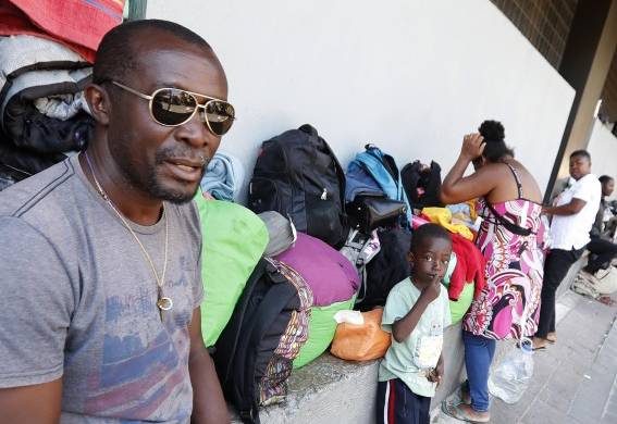 Una familia de migrantes de origen haitiano permanece en un campamento hoy, en Ciudad de México (México).