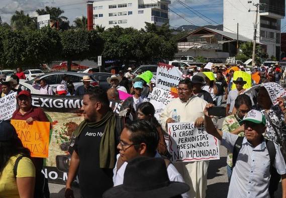 Trabajadores de medios de comunicación se manifiestan hoy, en las principales calles en el municipio de Chilpancingo, en el estado de Guerrero (México).