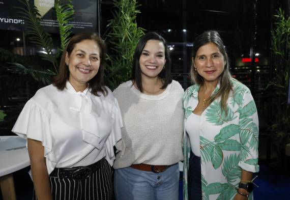 Lucía Meza, Joanna Ríos y Nilena Marín.