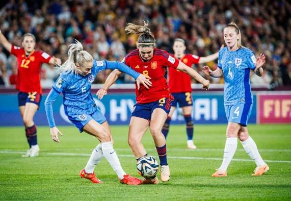 Alex Greenwood (i.) y Mariona Caldentey (d.) disputando un balón.