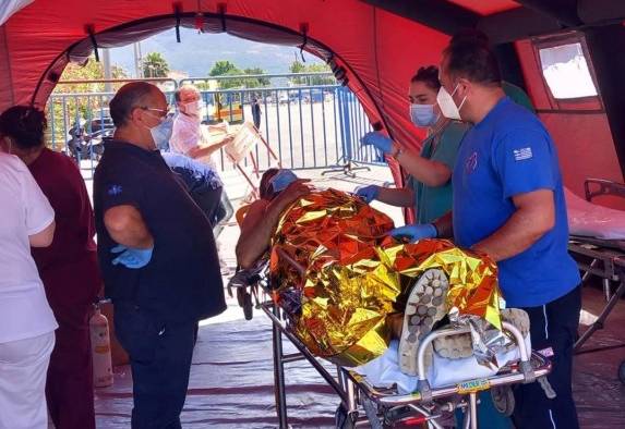 Servicios sanitarios griegos ayudan a los migrantes que viajaban en un barco naufragado en el mar Jónico.