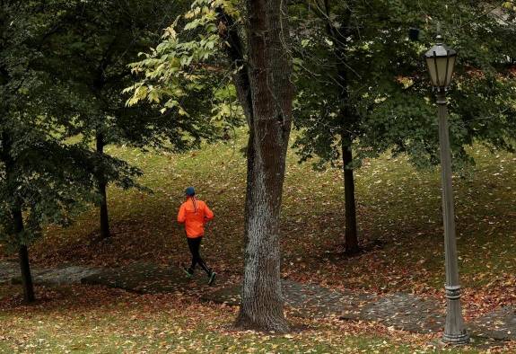 Una persona corre por un parque de Pamplona