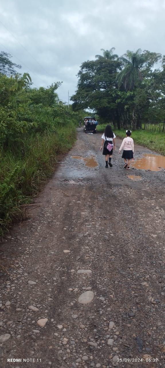 En San Lorenzo, donde se construye una extractora de aceite de palma, la comunidad señala que el equipo pesado daño los caminos.