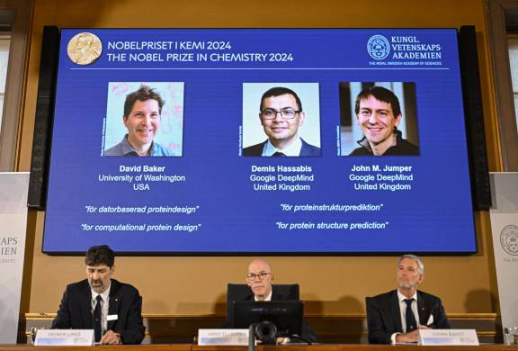 El presidente del Comité del Premio Nobel de Química, Heiner Linke; el secretario general de la Real Academia Sueca de Ciencias, Hans Ellegren, y el miembro del Comité del Premio Nobel de Química, Johan Aqvist.