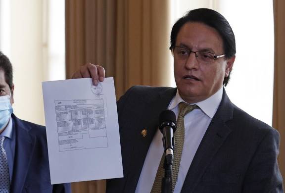 El asambleísta ecuatoriano Fernando Villavicencio presentaba un documento sobre Alex Saab, quien es considerado el testaferro de Nicolás Maduro.