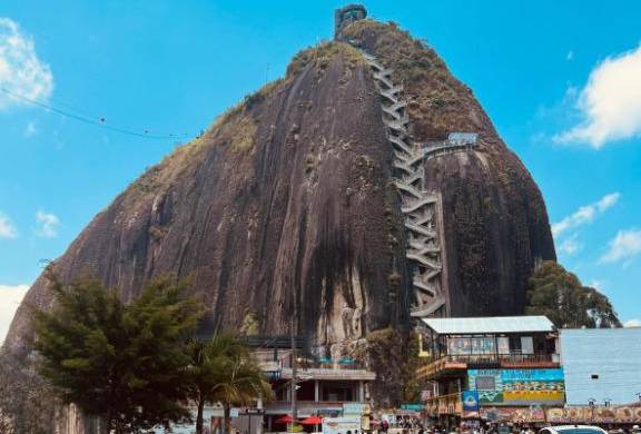 La mujer decidió tomar el recorrido de la piedra y próxima a llegar a la cima fue encontrada por una socorrista.