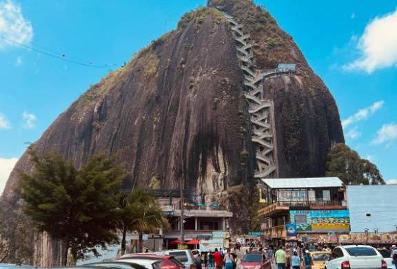 La mujer decidió tomar el recorrido de la piedra y próxima a llegar a la cima fue encontrada por una socorrista.