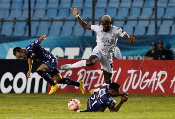 Alejandro Yearwood (d) de Universitario disputa el balón con el defensor Byron Leal (i) de Cobán Imperial.