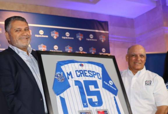 Martín Crespo (Der.) junto al gerente de la Caja de Ahorros, Andrés Farrugia G., tras su anuncio de dedicarle el torneo juvenil 2025.