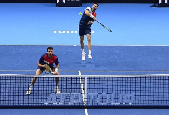 Los tenistas Marcel Granollers, de España, y Horacio Zeballos, de Argentina en un partido de dobles del Nitto ATP Finals de Turín, Italia.