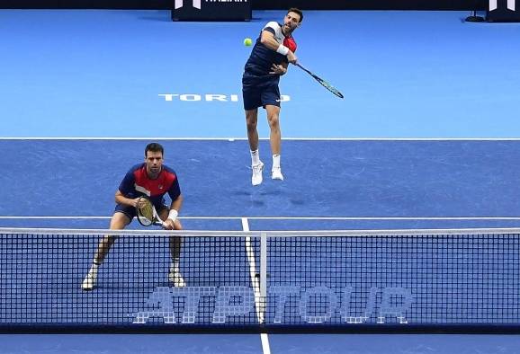 Los tenistas Marcel Granollers, de España, y Horacio Zeballos, de Argentina en un partido de dobles del Nitto ATP Finals de Turín, Italia.