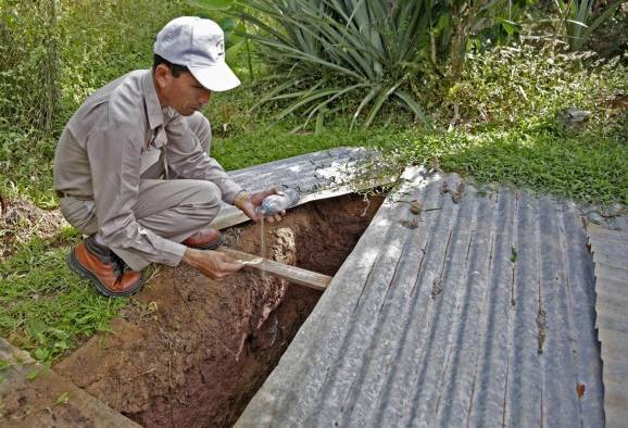 Los funcionarios del Control de Vectores realizan inspecciones en las comunidades.