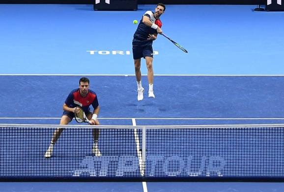 Los tenistas Marcel Granollers, de España, y Horacio Zeballos, de Argentina en un partido de dobles del Nitto ATP Finals de Turín, Italia.