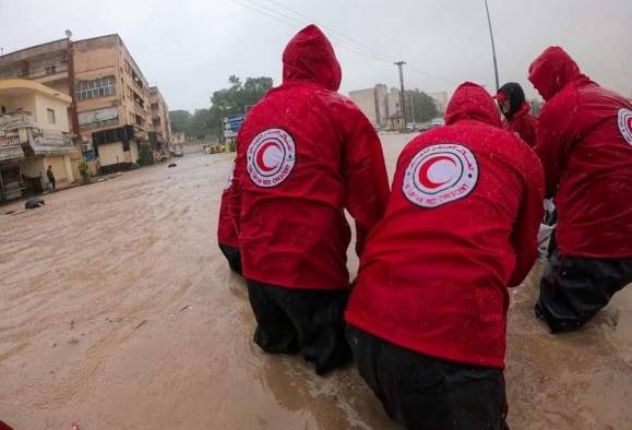 Imagen cedida de miembros de la Media Luna Roja en una zona del este de Libia.