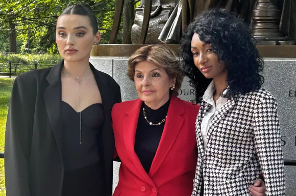 Foto de PEOPLE qu emuestra (de izquierda a derecha) a Veronika Didusenko, Gloria Allred y Danielle Hazel.