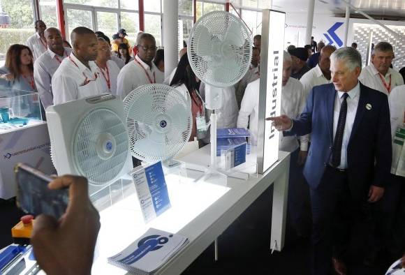 El presidente cubano, Miguel Díaz-Canel, realiza un recorrido por diferentes pabellones de la 39 Feria Internacional de La Habana FIHAV 2023 hoy, en La Habana (Cuba).