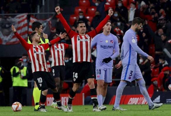 Los jugadores del Athletic Club celebran el pase de su equipo a cuartos de final tras derrotar al FC Barcelona en el estadio de San Mamés, en Bilbao.