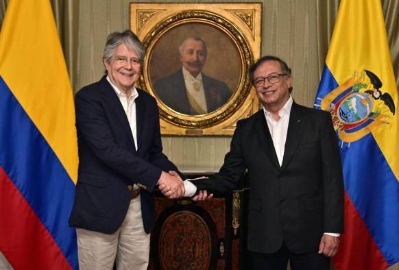 Fotografía cedida por la Presidencia de Colombia que muestra al presidente de Ecuador, Guillermo Lasso (i), y al de Colombia, Gustavo Petro (d).